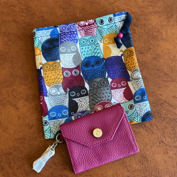 Thirty-one Letters from London wallet and Timeless Memory Pouch in Guess Hoo. - Picture 2 of 6